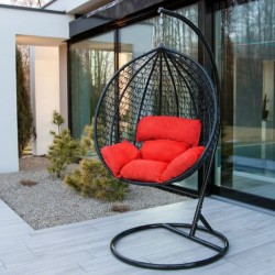 Ovális függő fotel 109x92x64 cm, piros párnák, fekete váz, magasság 194 cm, acél és polikarbonát.